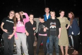 Hluti leikhópsins að lokinni sýningu í gær