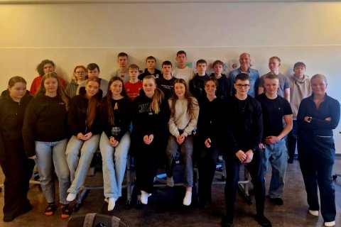 Þorgrímur ásamt nemendum í 10. bekk