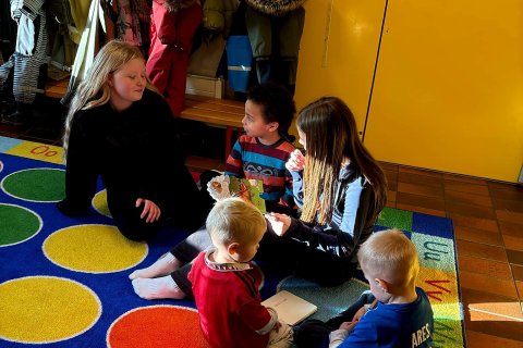 Nemendur í 7. bekk að lesa fyrir leikskólanemendur