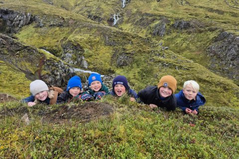 Nokkrir nemendur í 4. bekk að njóta útiverunnar