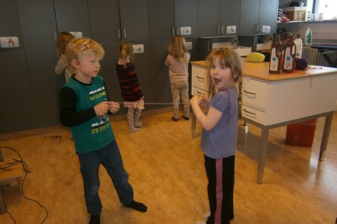 Skólahópur frá Leikhólum heimsækir 1. og 2. bekk.