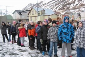 5. bekkur á Sigló kominn úr húsi og í stafrófsröð á vellinum