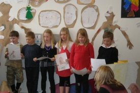 Nemendur 1. bekkjar syngja fyrir gesti