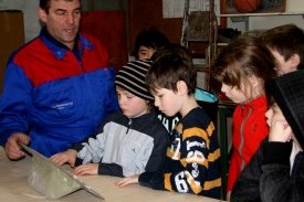 Sigurjón Magnússon ásamt fróðleiksfúsum nemendum