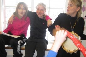 Fjör í söngstund sl. vor