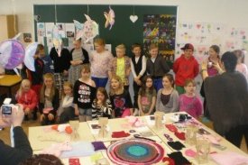 3.og 4. bekkur á Siglufirði söng tvö lög fyrir gesti