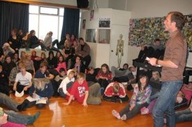 Þorgrímur les á sal skólans við Hlíðarveg