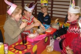 Krakkarnir í 1. bekk bragða á góðgætinu