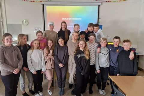 Íris Tanja og nemendur í 6. bekk