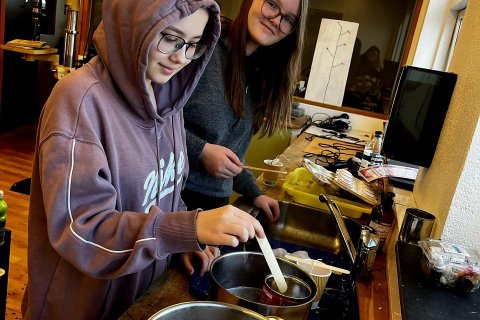 Nemendur búa til kerti og sápur