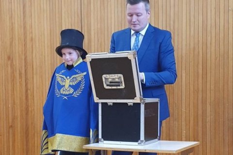 Töframaðurinn Einar Mikael og aðstoðarmaður